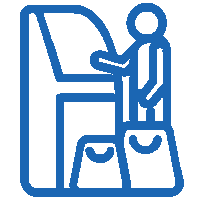 Kunde scannt Artikel an einer Self-Checkout-Kasse im E-Center